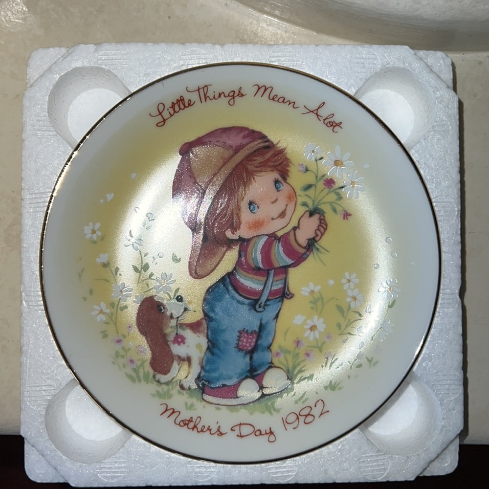 1982 Avon Little Things Mother’s Day Plate With Stand